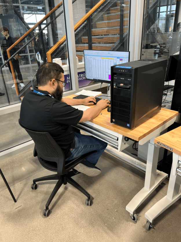 susa1 Man sitting at computer